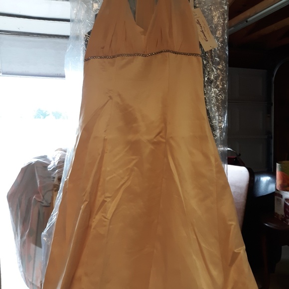 Dresses - Picture 5 of 8